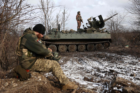 ウクライナ東部ドネツク州バフムト方面の拠点に展開する同国兵＝２０日（ＡＦＰ時事）