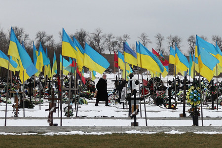 戦死したウクライナ兵の墓＝２２日、東部ドネツク州クラマトルスク（ＡＦＰ時事）