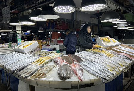 北京市内の市場に並ぶ魚介類＝７日