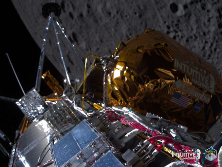 月の上空を飛行する米宇宙企業インテュイティブ・マシンズの無人着陸船「ノバＣ」＝２１日（同社提供）（ＡＦＰ時事）