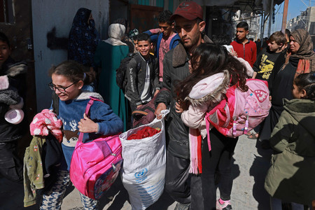２４日、パレスチナ自治区ガザ南部ラファで、イスラエルの爆撃後に避難する人々（ＡＦＰ時事）