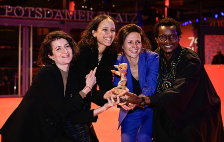 第７４回ベルリン国際映画祭で「ダホメ」が金熊賞に選ばれ、笑顔のマティ・ディオップ監督（左から２人目）とスタッフら＝２４日、ベルリン（ＡＦＰ時事）