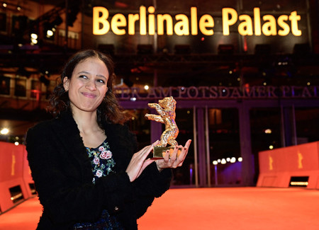 第７４回ベルリン国際映画祭で最高賞の金熊賞に選ばれた「ダホメ」のマティ・ディオップ監督＝２４日、ベルリン（ＡＦＰ時事）