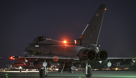 ２４日、地中海でイエメン空爆作戦に従事する英空軍機＝英国防省提供（ＥＰＡ時事）