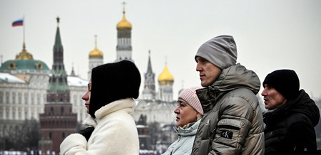 クレムリン（ロシア大統領府）近くを歩く人々＝２４日、モスクワ（ＡＦＰ時事）