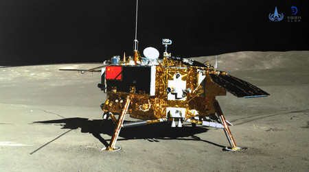 月の裏側着陸に世界で初めて成功した中国の無人探査機「嫦娥４号」＝中国国家宇宙局が２０１９年１月提供（ＡＦＰ時事）