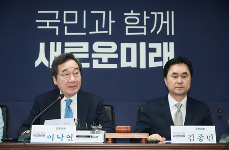 ２６日、ソウルで、会合に出席する韓国の李洛淵元首相（左）（ＥＰＡ時事）