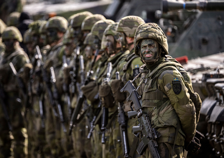 米英に加え、ウクライナなど１４カ国がスウェーデンで実施した軍事演習に参加する同国兵＝２０２３年５月６日（ＥＰＡ時事）