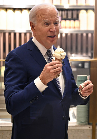 ２６日、ニューヨークでアイスクリームを食べるバイデン米大統領（ＡＦＰ時事）