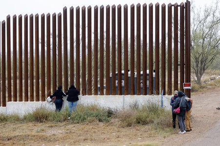 メキシコとの国境の壁＝１月１４日、米テキサス州イーグルパス（ＥＰＡ時事）