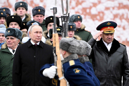 ロシアのプーチン大統領（前列左）とショイグ国防相（同右）＝２３日、モスクワ（ＡＦＰ時事）