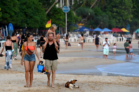 スリランカ南部ミリッサの海岸を歩く観光客ら＝２０２２年３月（ＡＦＰ時事）