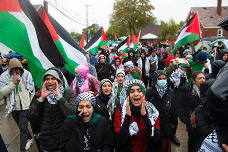 米中西部ミシガン州ディアボーンで、パレスチナへの支持を訴えて行進する住民ら＝２０２３年１０月（ＡＦＰ時事）