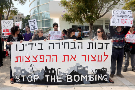 ２７日、イスラエルの商都テルアビブで、パレスチナ自治区ガザでの即時停戦と人質の解放を求めるデモの参加者ら（ＡＦＰ時事）