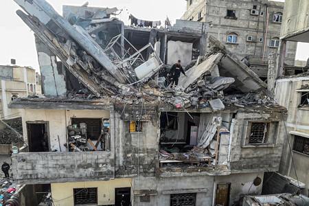 ２７日、パレスチナ自治区ガザ最南部ラファで、イスラエル軍の攻撃により損壊した建物（ＡＦＰ時事）