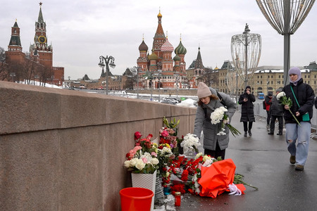 ２７日、ロシア・モスクワで、野党指導者ネムツォフ氏の暗殺現場に献花する人々（ＡＦＰ時事）