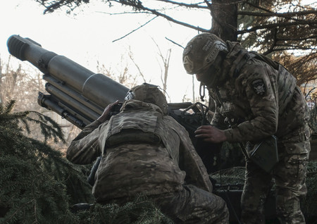 ２７日、ウクライナ東部ドネツクで榴弾（りゅうだん）砲を撃つウクライナ兵（ＥＰＡ時事）