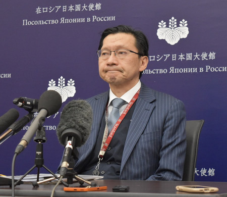 ２８日、モスクワの在ロシア日本大使館で、着任後初めて記者会見した武藤顕大使