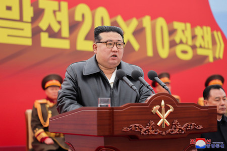 ２８日、北朝鮮の平安南道成川郡で開かれた工場の着工式で演説する金正恩朝鮮労働党総書記（朝鮮通信・時事）