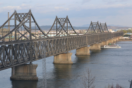 中国遼寧省丹東市と北朝鮮新義州を結ぶ中朝友誼（ゆうぎ）橋＝２０２１年４月