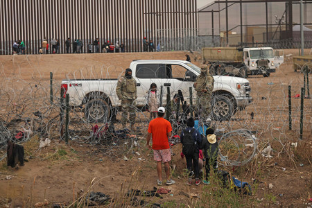 ２月２９日、メキシコ北部チワワ州シウダフアレスから米側に越境を試み、テキサス州兵に阻止されるベネズエラからの移民（ＡＦＰ時事）