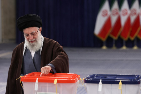１日、テヘランで投票するイランの最高指導者ハメネイ師（ロイター時事）