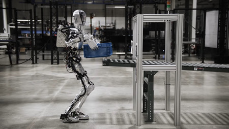 米フィギュアが開発した人型ロボットがケースを運ぶ様子（ユーチューブより・時事）