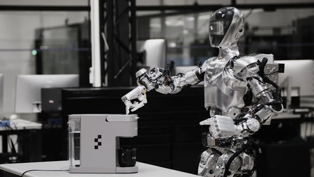 米フィギュアが開発した人型ロボットがコーヒーを入れる様子（ユーチューブより・時事）