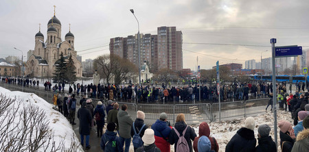 １日、ロシア・モスクワで、反体制派指導者ナワリヌイ氏の葬儀のため教会に行列をつくる人々（ＡＦＰ時事）