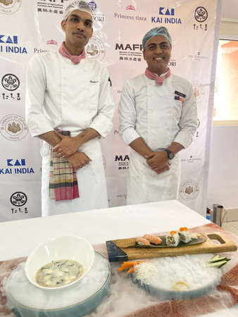 １日、インドの首都ニューデリーで日本食技能講習に参加し、オリジナルの日本食を披露する料理学校の学生