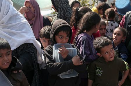 パレスチナ自治区ガザ南部のラファで食料を求めて集まる子供ら＝２月２８日（AFP時事）