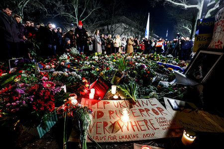 １日、ベルリンのロシア大使館の前でロシア反体制派指導者アレクセイ・ナワリヌイ氏を悼む人々（ＥＰＡ時事）