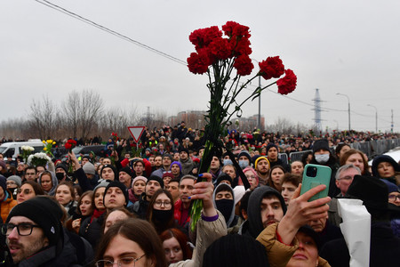１日、ロシア・モスクワで、反体制派指導者ナワリヌイ氏の埋葬式のため墓地近くに集まった人々（ＡＦＰ時事）