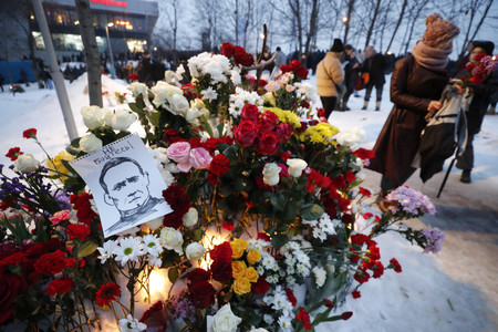 １日、ロシア・モスクワで、反体制派指導者ナワリヌイ氏が埋葬された墓地近くに手向けられた花（ＥＰＡ時事）