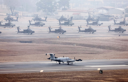 ３日、ソウル南方平沢の米軍基地で、米韓合同軍事演習を控え、並ぶヘリコプターと離陸準備をする偵察機（ＥＰＡ時事）