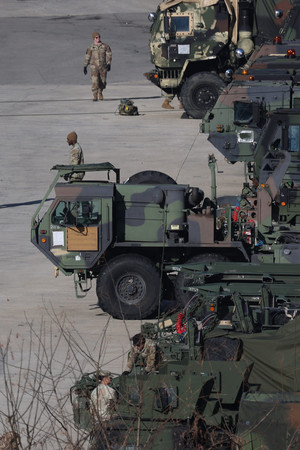 ４日、南北軍事境界線に近い韓国の京畿道東豆川で、米韓合同軍事演習の準備を整えた米軍車両（ＥＰＡ時事）