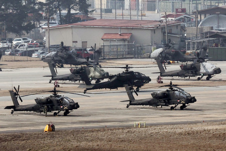 ４日、米韓合同軍事演習のためソウル南方平沢の米軍基地を離陸するヘリコプター（ＥＰＡ時事）