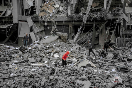 ３日、パレスチナ自治区ガザ北部ガザ市で、イスラエルの攻撃により破壊された住宅（ＡＦＰ時事）