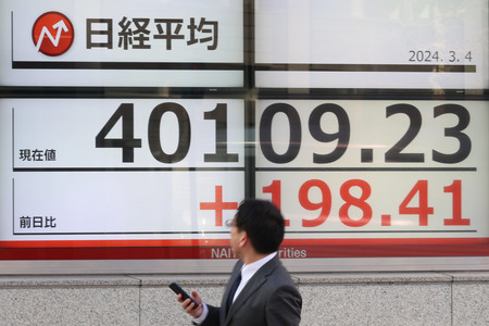 史上初めて終値が４万円を超えた日経平均株価を示すモニター＝４日午後、東京都中央区