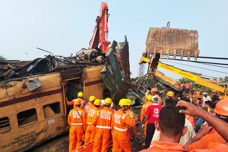 インドの列車衝突事故現場で救助活動に当たる当局者＝２０２３年１０月、南部アンドラプラデシュ州（ＡＦＰ時事）