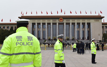 ４日、中国全国人民代表大会（全人代）の開幕を翌日に控え、会場となる北京市の人民大会堂前で警備に当たる警官ら