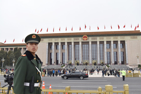 ４日、中国全国人民代表大会（全人代）の開幕を翌日に控え、会場となる北京市の人民大会堂前で警戒に当たる人民武装警察部隊員