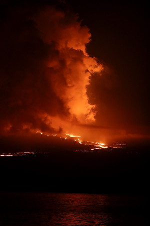 ４日、エクアドル・ガラパゴス諸島のフェルナンディナ島で、噴煙を上げるクンブレ火山（ＥＰＡ時事）