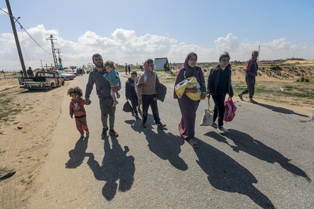 ４日、パレスチナ自治区ガザ南部のハンユニスからラファへ避難する人々（ＥＰＡ時事）