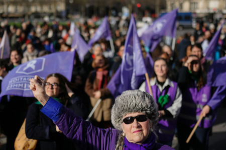 ４日、パリの広場に集まり、女性の権利を訴える人々（ＡＦＰ時事）