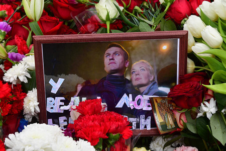 ロシアの反体制派指導者ナワリヌイ氏の墓に置かれた妻ユリアさんとの写真＝２日、モスクワ（ＡＦＰ時事）