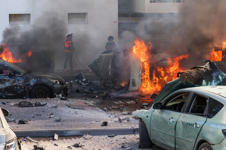 イスラム組織ハマスによる攻撃で引き起こされた火災＝２０２３年１０月７日、イスラエル南部アシュケロン（ＡＦＰ時事）