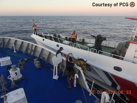 ５日、南シナ海で、中国海警局の船（奥）と衝突したフィリピン沿岸警備隊の船（同警備隊提供・時事）
