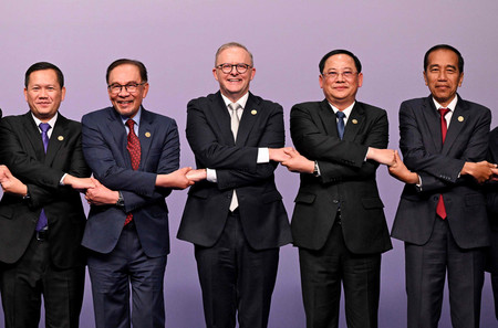 東南アジア諸国連合（ＡＳＥＡＮ）加盟国の首脳と手を取り合うオーストラリアのアルバニージー首相（中央）＝５日、メルボルン（ＡＦＰ時事）