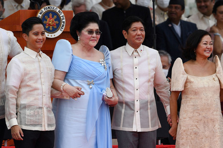 フィリピンのマルコス現大統領（右から２人目）の就任式に出席した母親のイメルダ夫人（左から２人目）＝２０２２年６月、マニラ（ＡＦＰ時事）
